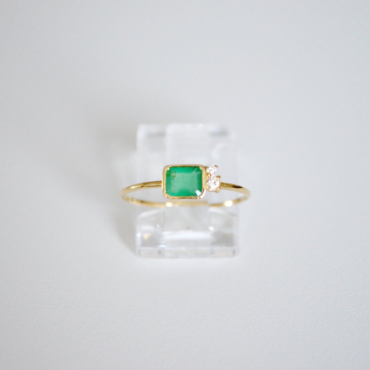 Anillo oro amarillo con Esmeralda y Diamantes