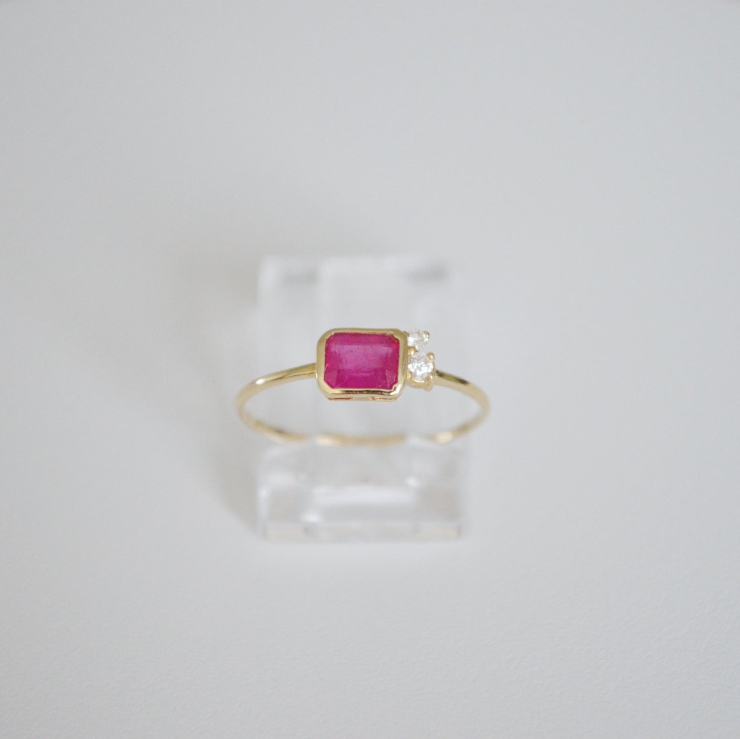 Anillo de Rubi con dos diamantes