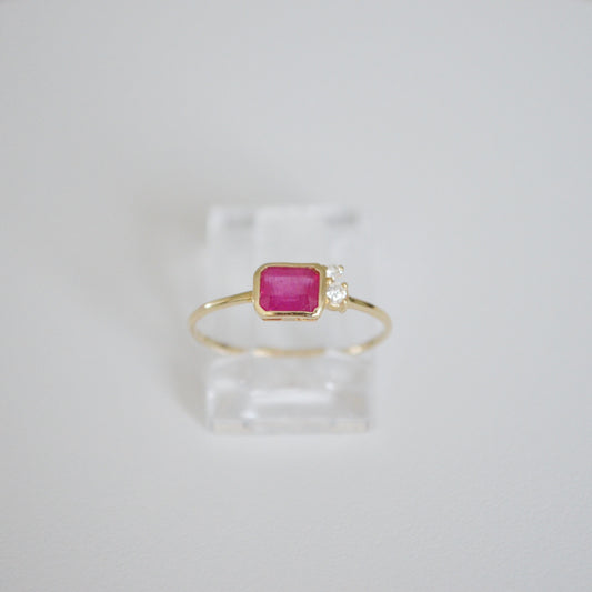 Anillo de Rubi con dos diamantes