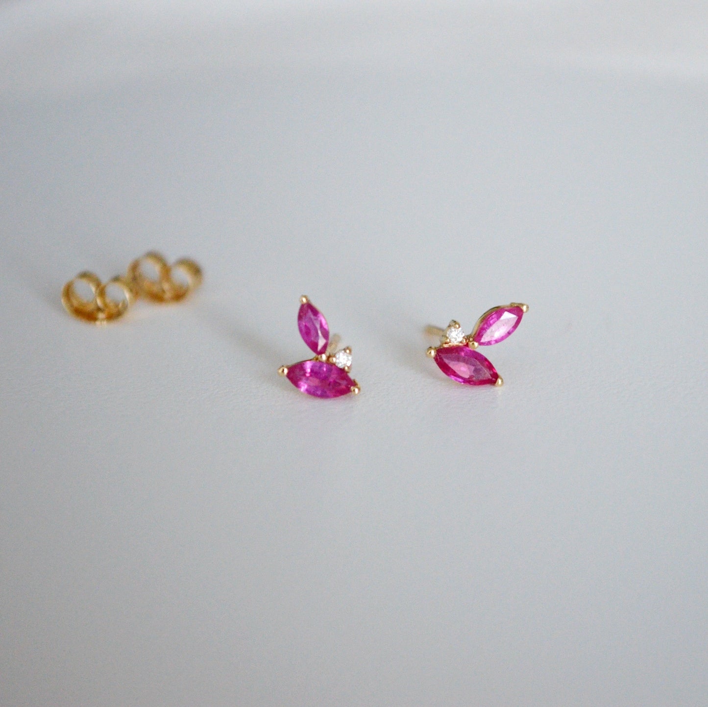 Aretes de Rubies hojitas