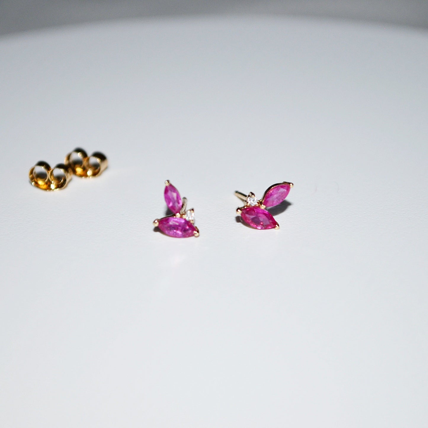 Aretes de Rubies hojitas