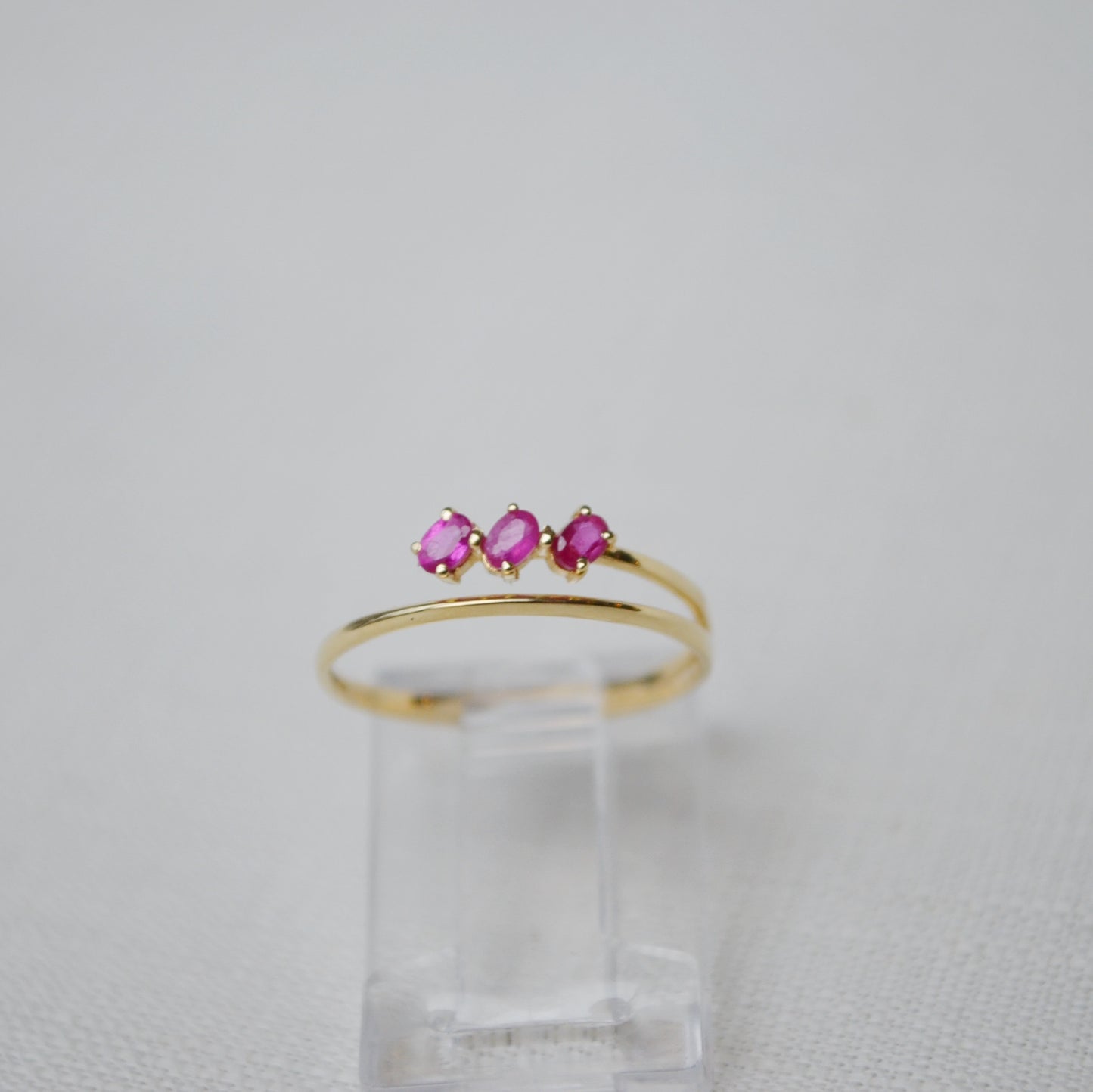 Anillo de Rubíes oval en oro amarillo de 14k