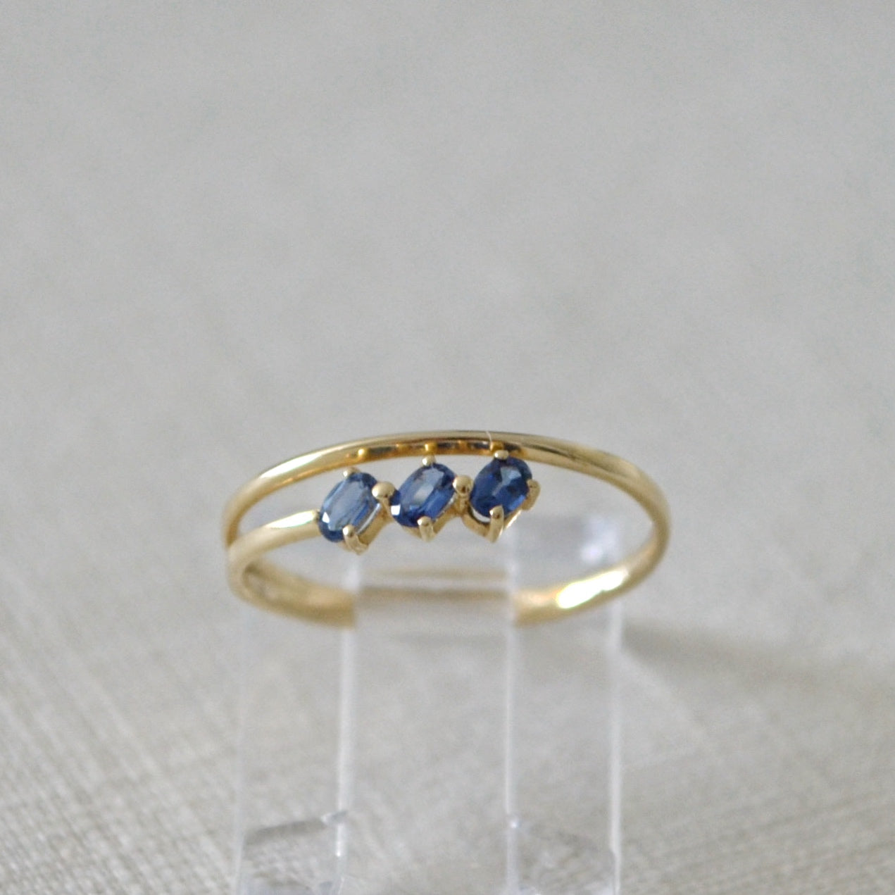 Anillo de Zafiros en oro amarillo de 14k