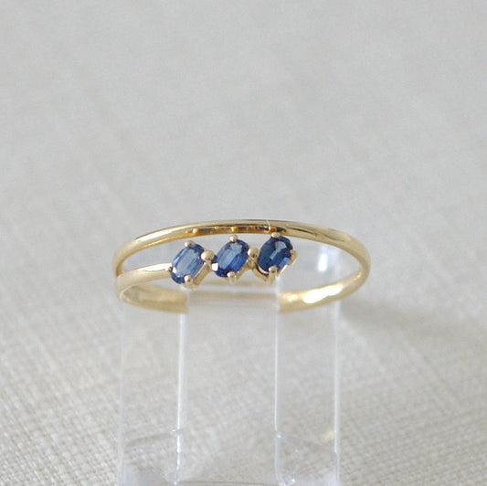 Anillo de Zafiros en oro amarillo de 14k