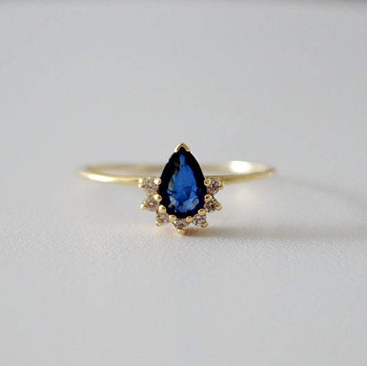 Anillo de Zafiro corte pera con diamantes en oro de 14k.