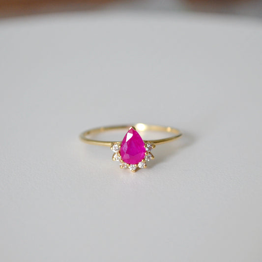 Anillo de Rubí corte pera con diamantes en oro de 14K