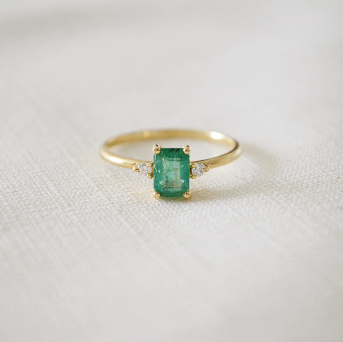 Anillo de Esmeralda con diamantes en oro amarillo 14k.