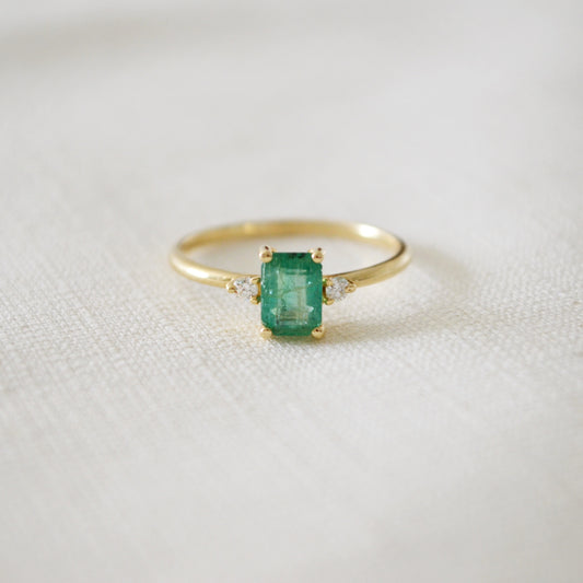 Anillo de Esmeralda con diamantes en oro amarillo 14k.