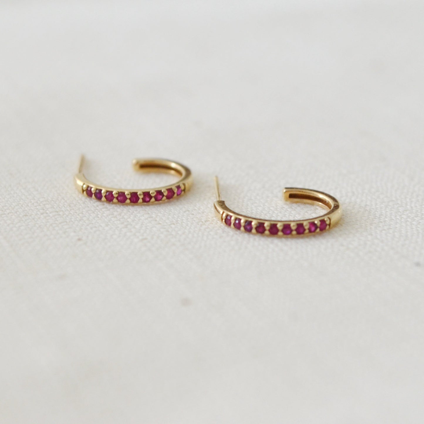 Medias arracadas en oro amarillo de 14k con Rubíes