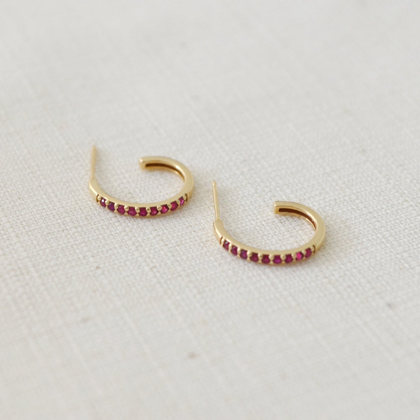 Medias arracadas en oro amarillo de 14k con Rubíes