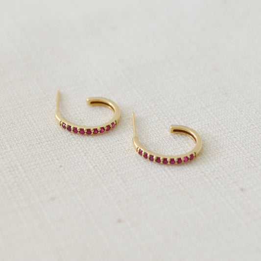 Medias arracadas en oro amarillo de 14k con Rubíes