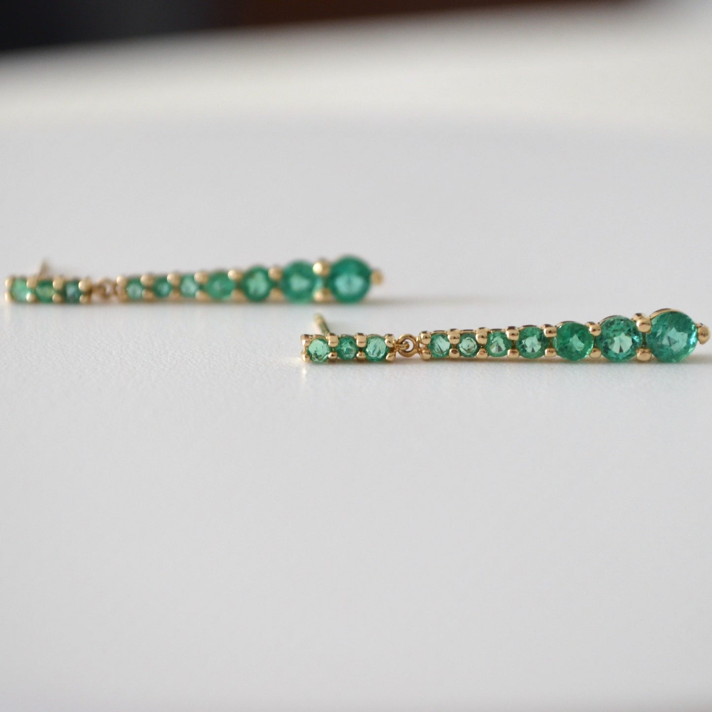 Aretes colgantes en oro amarillo 14K con Esmeraldas