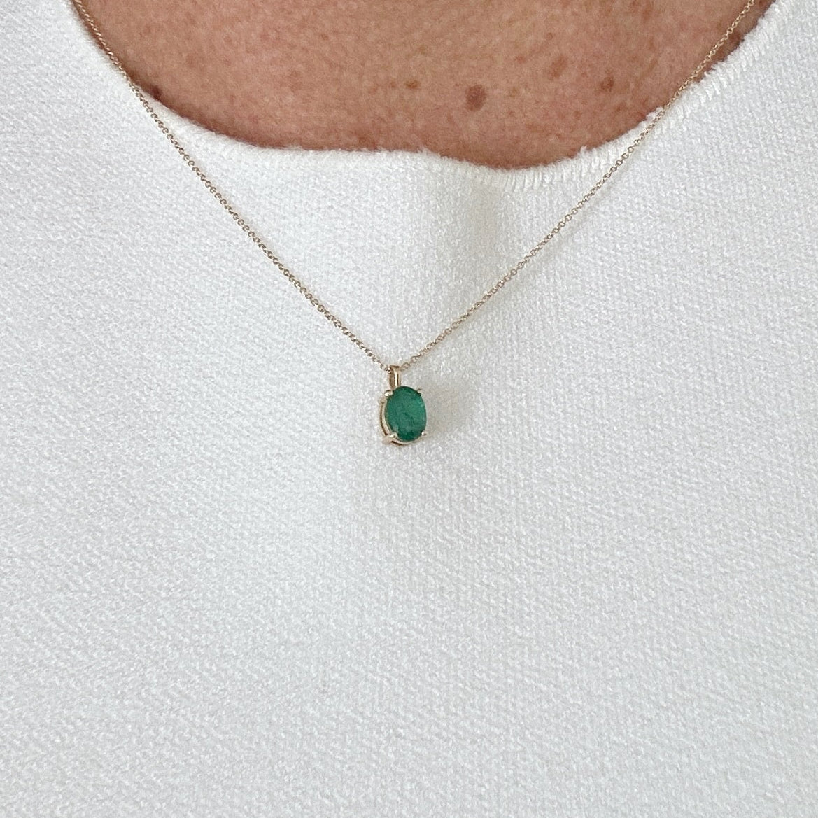 Cadena en oro amarillo de 14K con una Esmeralda Oval