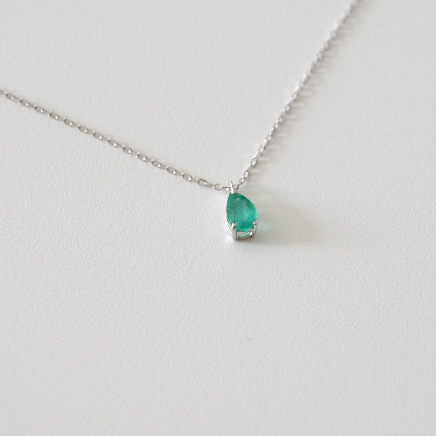 Cadena en oro blanco de 14K con un Esmeralda corte pera