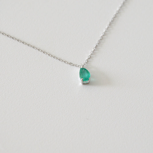 Cadena en oro blanco de 14K con un Esmeralda corte pera
