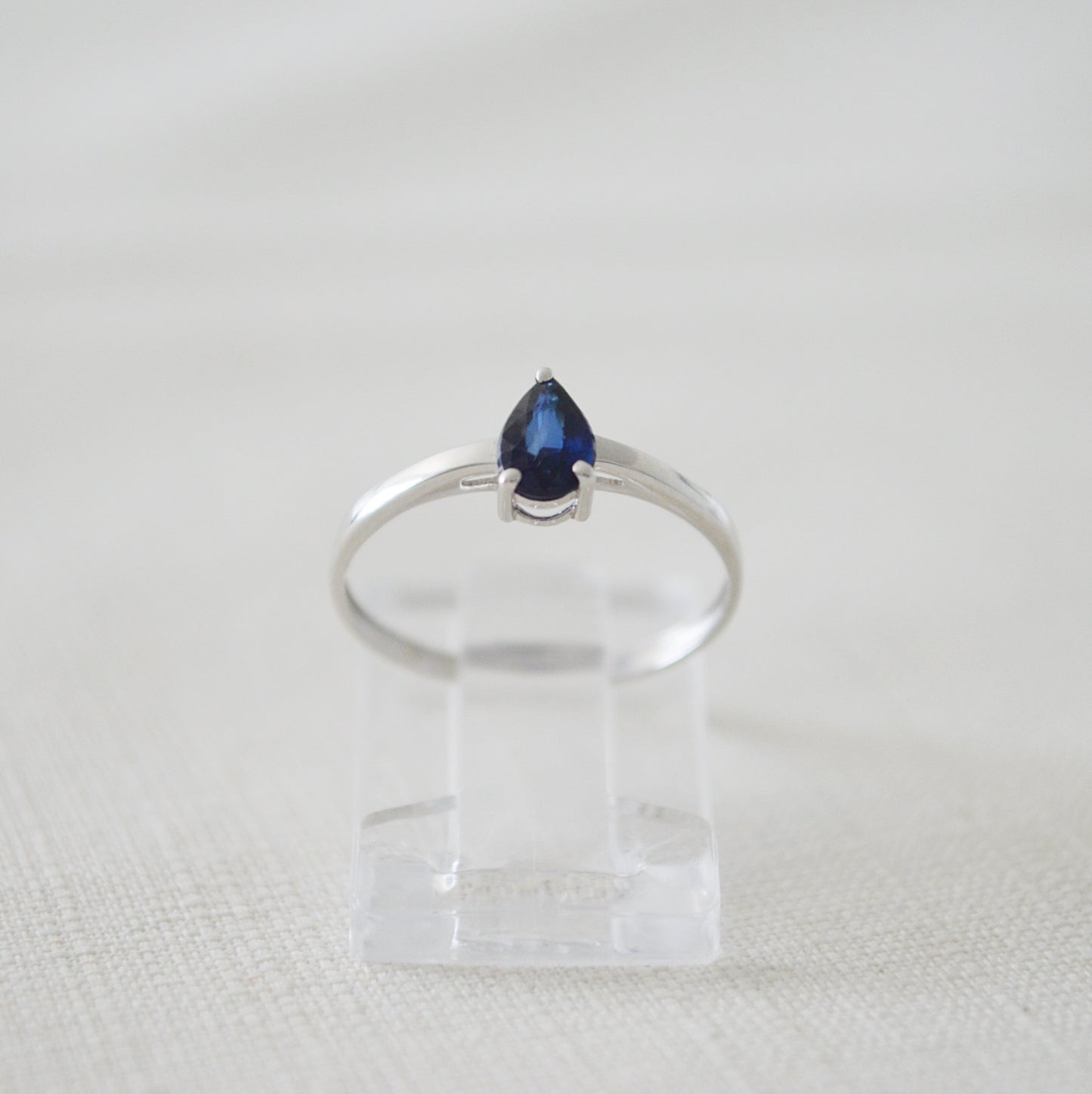 Anillo solitario en oro blanco de 14K con un Zafiro corte pera