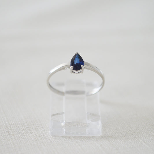 Anillo solitario en oro blanco de 14K con un Zafiro corte pera