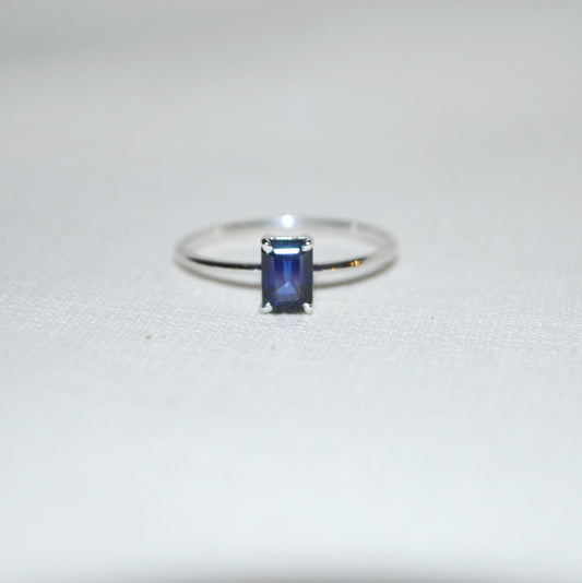 Anillo solitario en oro blanco de 14K y un Zafiro rectangular