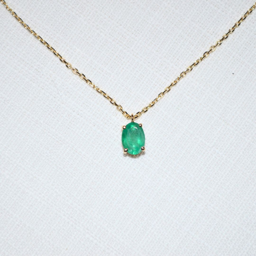 Cadena con dije de Esmeralda Oval
