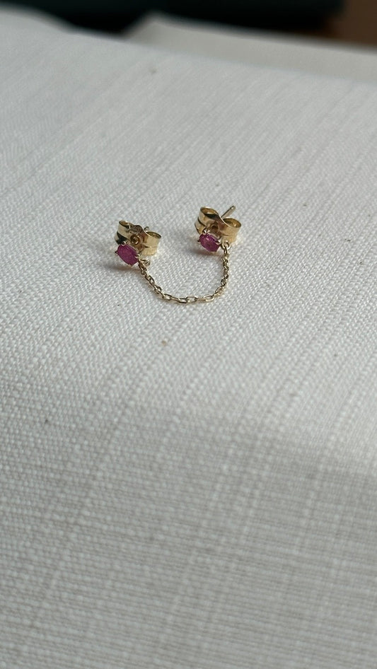 Arete con cadena colgante y dos Rubíes