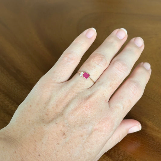 Anillo de Rubi con dos diamantes