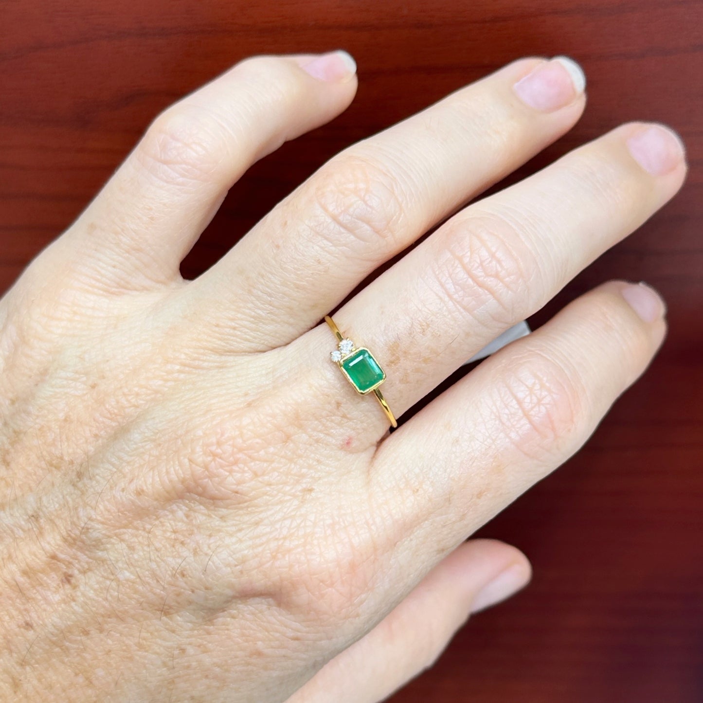 Anillo oro amarillo con Esmeralda y Diamantes