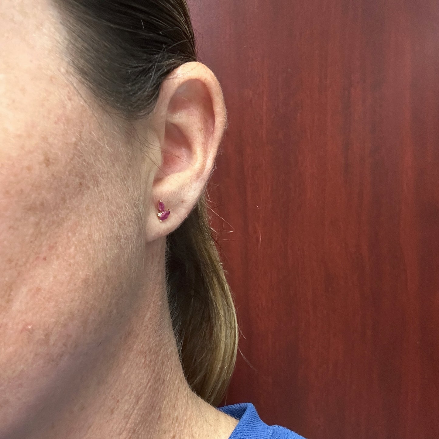 Aretes de Rubies hojitas