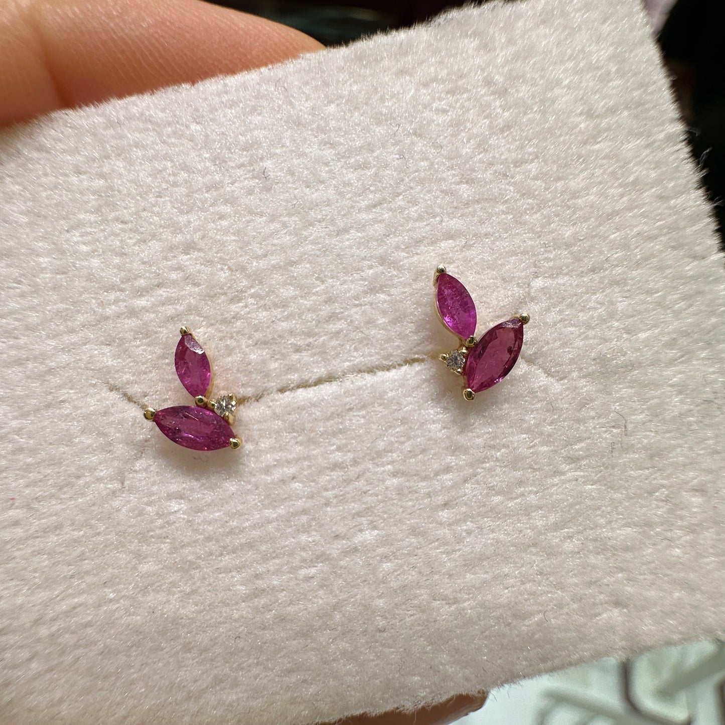 Aretes de Rubies hojitas