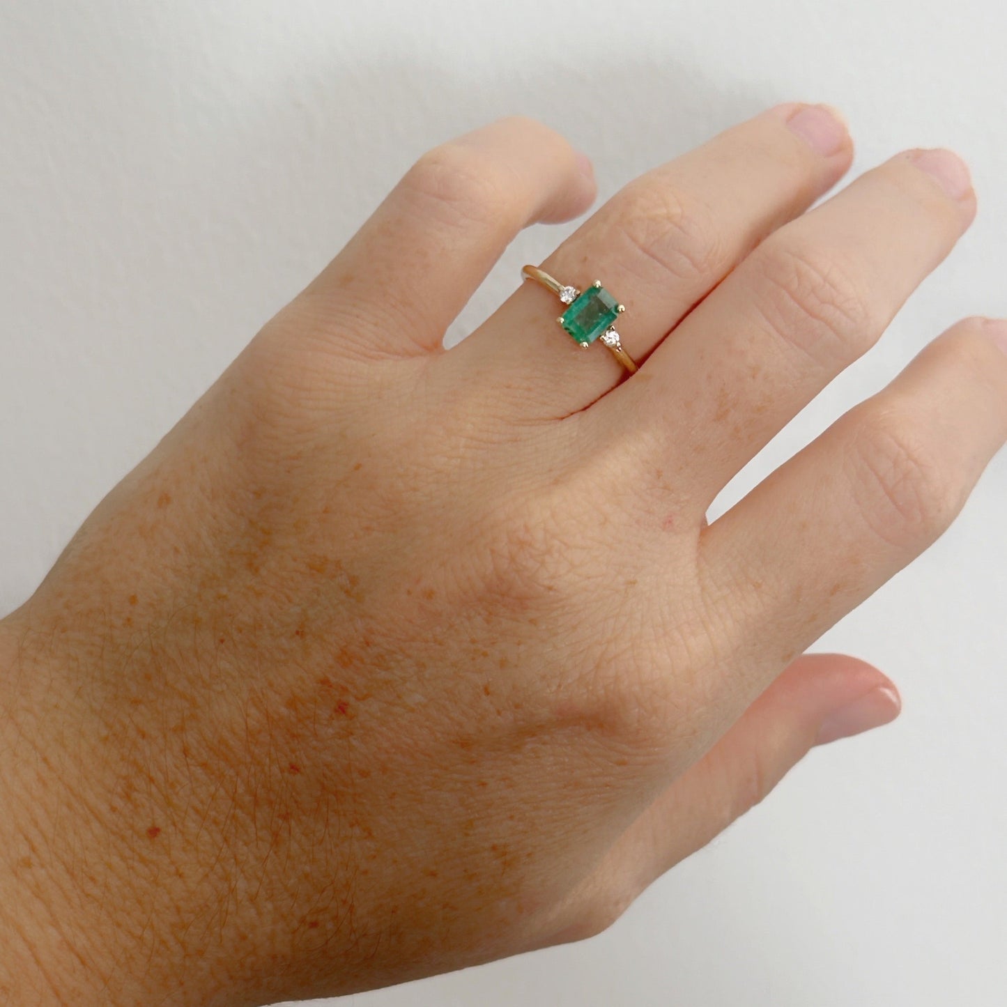 Anillo de Esmeralda con diamantes en oro amarillo 14k.