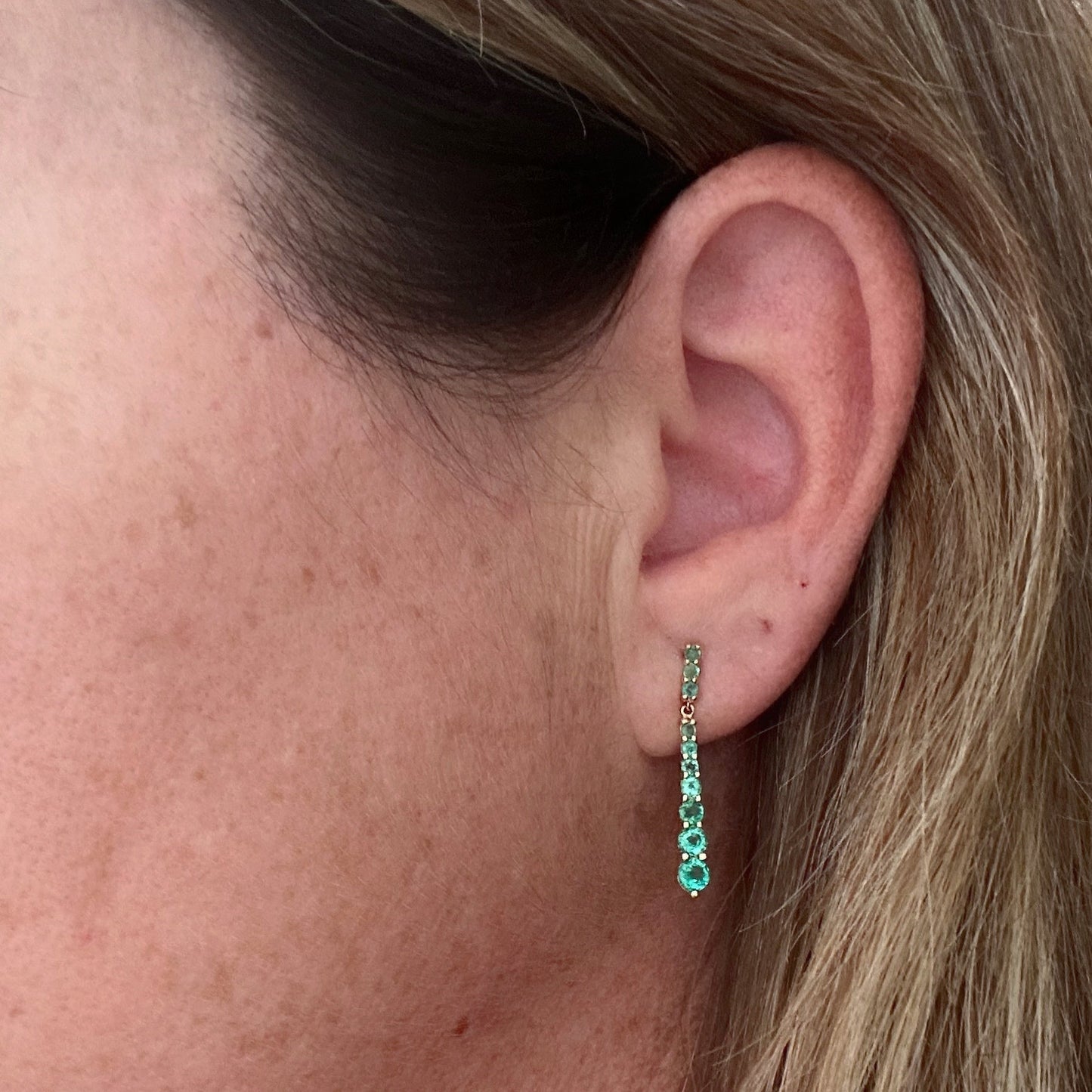 Aretes colgantes en oro amarillo 14K con Esmeraldas
