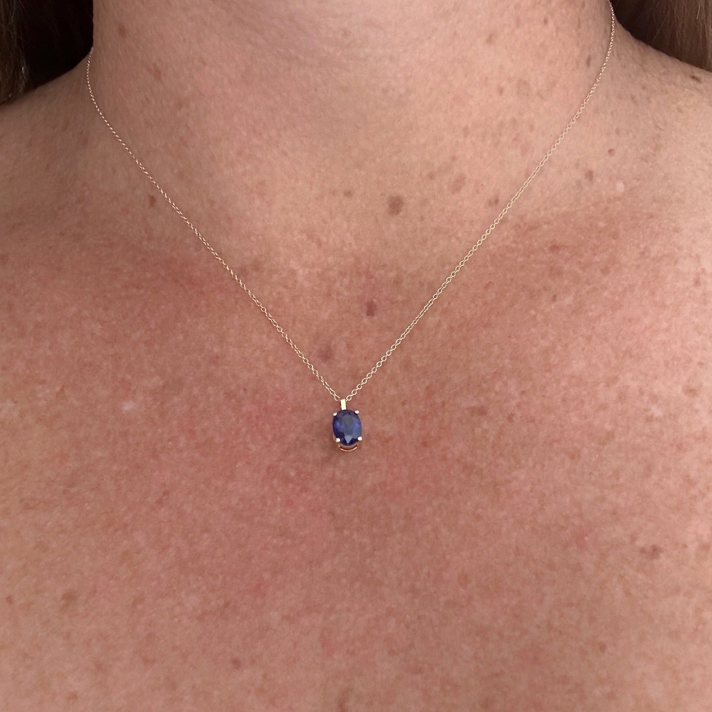 Cadena en oro amarillo de 14K con un Zafiro oval