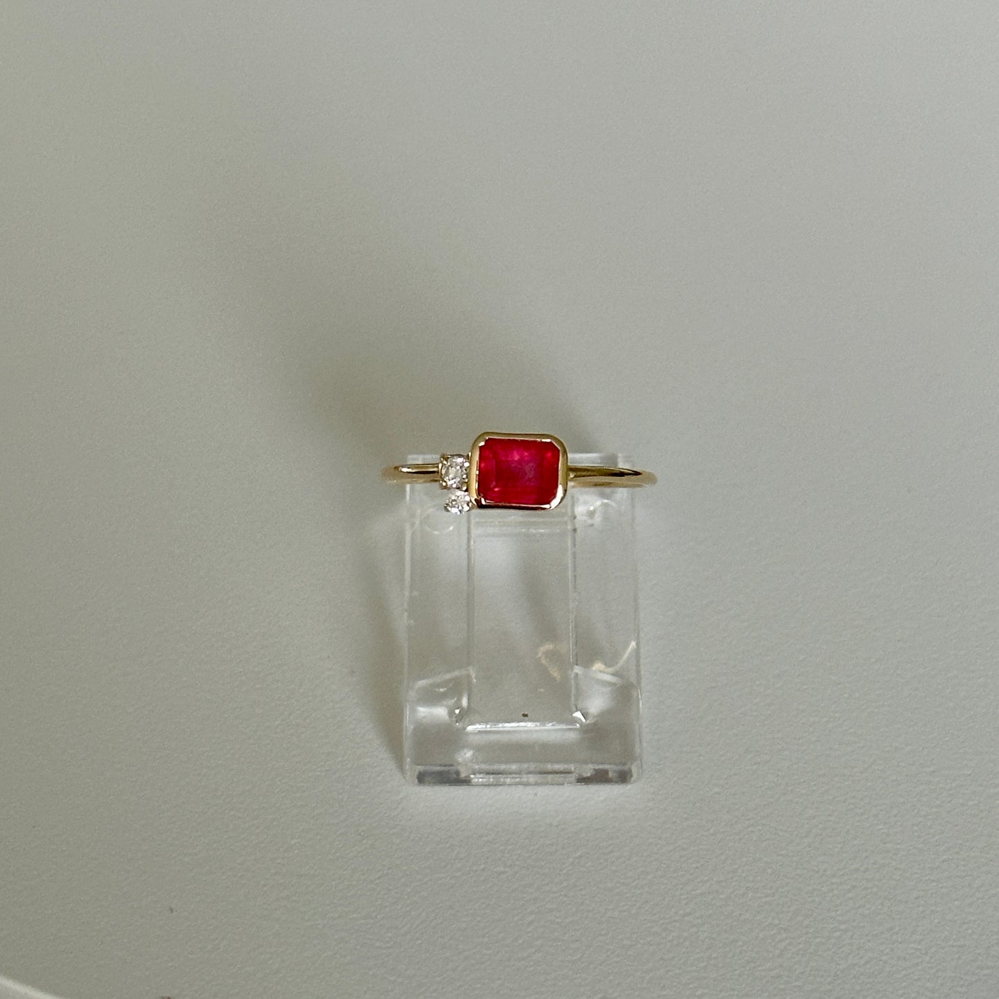 Anillo de Rubi con dos diamantes