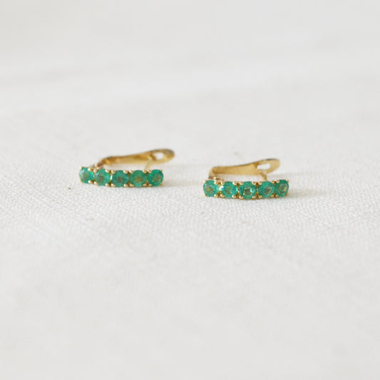 Aretes huggies en oro de 14k con Esmeraldas